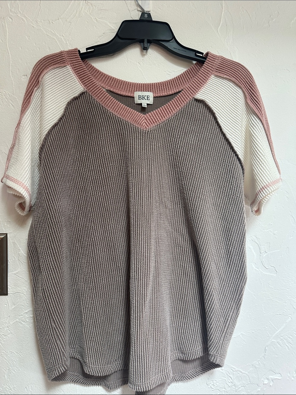 BKE Short-Sleeve V-Neck Sweater — Taupe, Cream & Dusty Rose